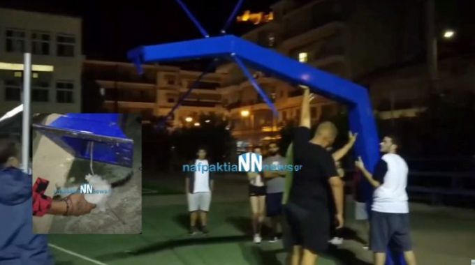Απεγκλώβισαν γατάκι μέσα από μπασκέτα στο 1ο Λύκειο στη Ναύπακτο