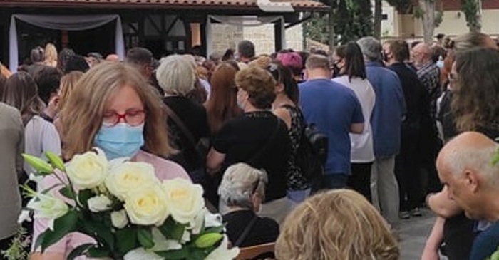 Ράγισαν και οι πέτρες στην κηδεία της 14χρονης κόρης του ιερέα από την Αιτωλοακαρνανία