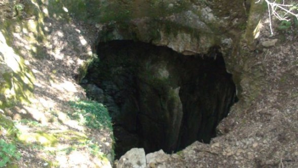 Η φοβερή άβυσσο της Τατάρνας Ευρυτανίας που ρίχτηκαν ζωντανοί πάνω από 3.000 άνθρωποι από όλη τη Δυτική Ελλάδα