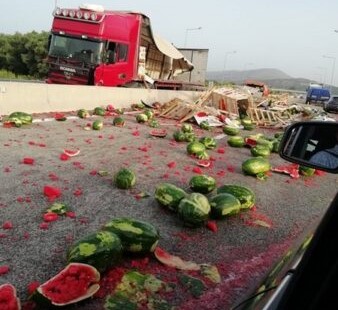 Αμφιλοχία: Νταλίκα φορτωμένη με καρπούζια ντεραπάρισε στην Ιόνια Οδό