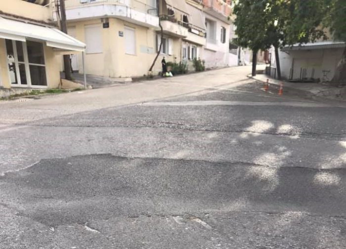 Αγρίνιο: “Επικίνδυνη” αποκατάσταση του οδοστρώματος μετά από βλάβη επι της οδού Κολοκοτρώνη