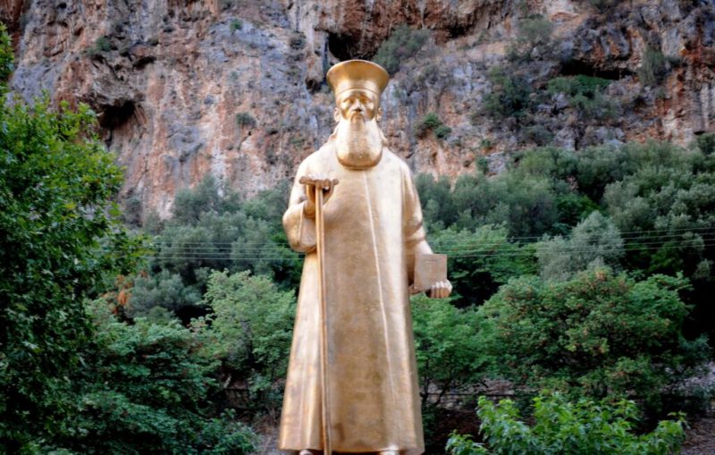 Φρεσκοβαμμένο χρυσαφί το άγαλμα του Αγίου Κοσμά του Αιτωλού στην Κλεισούρα! (φωτο)