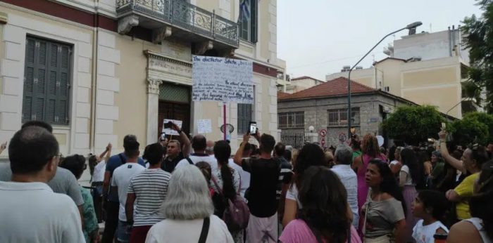 Διαμαρτυρία από μικρή ομάδα πιστών υπέρ του Μητροπολίτη Κοσμά στην Πάτρα