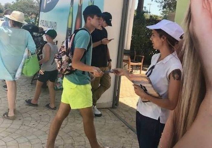 Εμβολιασμός νέων: Ξεκινά εκστρατεία ενημέρωσης σε παραλίες, beach bar και καφετέρειες