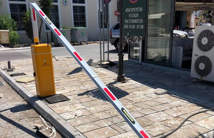 Καταστράφηκαν ξανά οι μπάρες στην παραλία της Βόνιτσας για την απαγόρευση της διέλευσης οχημάτων