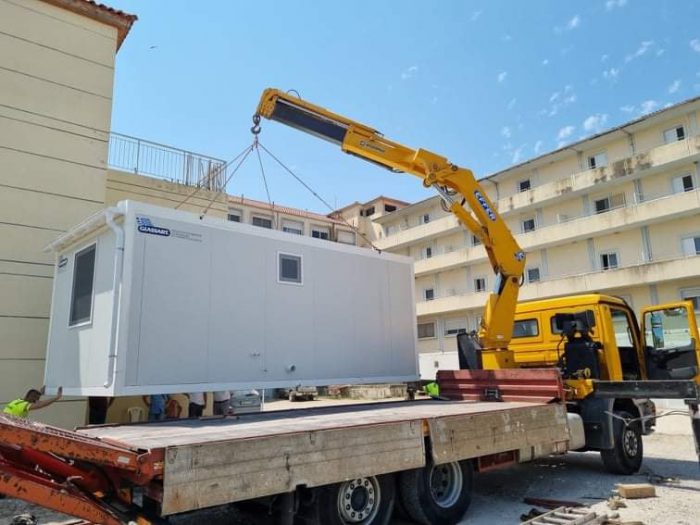 Παραδόθηκε από την Περιφέρεια στο νοσοκομείο Μεσολογγίου ο οικίσκος που θα χρησιμοποιηθεί για τις ανάγκες του εμβολιαστιακού κέντρου