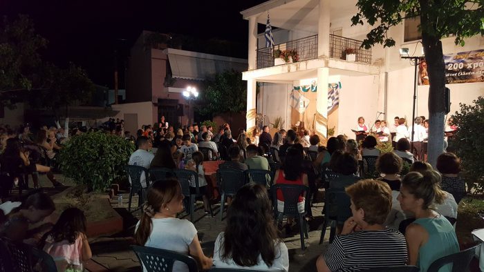 Εντυπωσίασε η παράσταση «Ήρωες Πολέμου – Μνήμες που ζωντανεύουν» στα Καλύβια (φωτο)