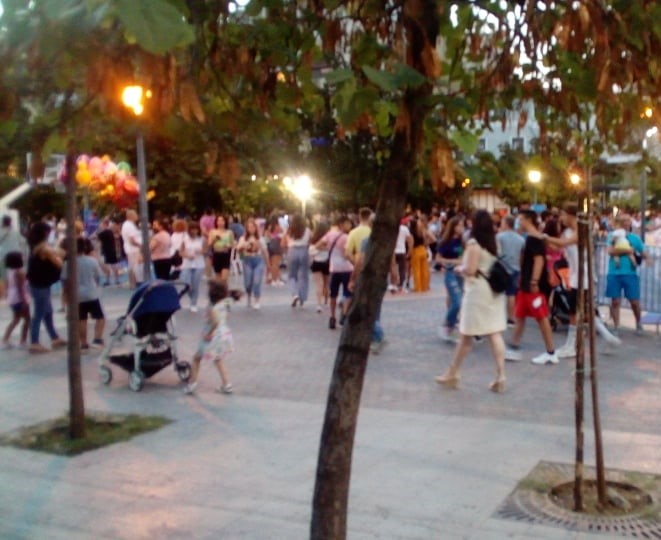 Αγρίνιο: Εικόνα ανεξέλεγκτου συνωστισμού στην πλατεία δημιουργεί κινδύνους για τη δημόσια υγεία