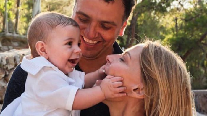 Κικίλιας – Μπαλατσινού: Βάφτισαν τον γιο τους στην Πάτμο και μας έδειξαν το πρόσωπό του!