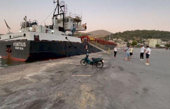 Έντονη μυρωδιά πετρελαίου στην παραλία της Αμφιλοχίας