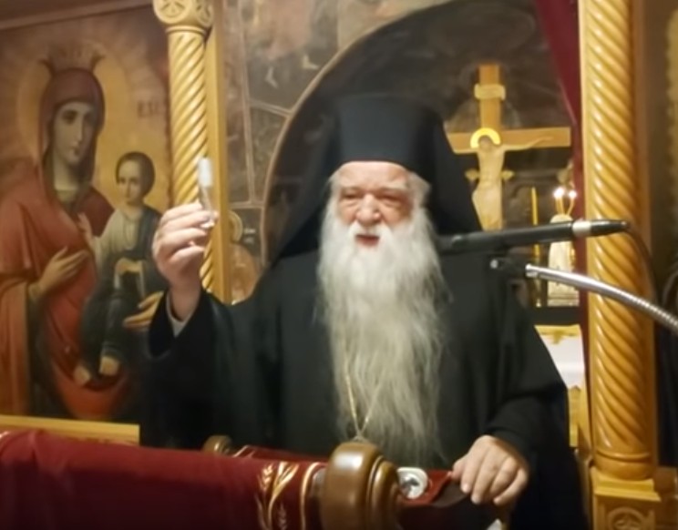 Αμβρόσιος – Ο πρώην μητροπολίτης έβγαλε ψεκαστήρι εν’ ώρα λειτουργίας με «φάρμακο για τον κοροναϊό»