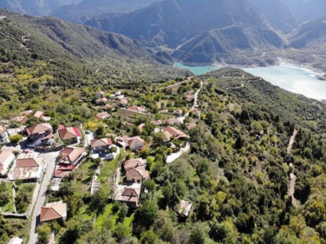 Η άγνωστη πανέμορφη Αράχοβα Ναυπακτίας με θέα την Ευηνολίμνη