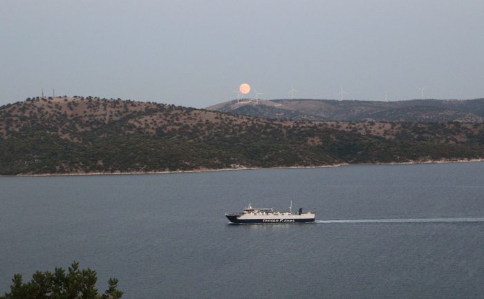 Η πανσέληνος του Αυγούστου ξεπροβάλλει στον Αστακό