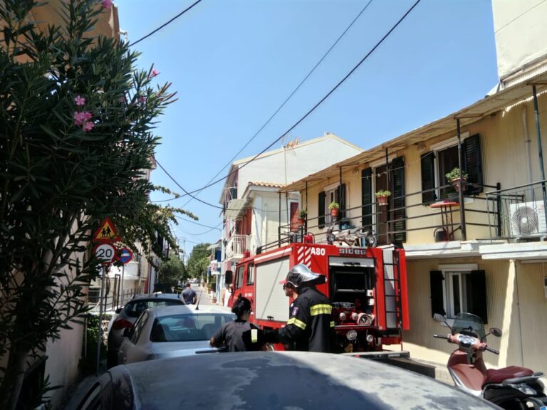 Λευκάδα: Αυτοκίνητο έπιασε φωτιά εν κινήσει (ΦΩΤΟ)