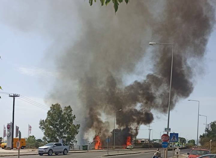 Αγρίνιο:Yπό έλεγχο η φωτιά στην Εθνική Οδό/ Χωρίς ρεύμα εν μέσω καύσωνα