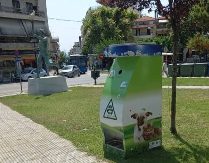 Τοποθετήθηκαν στη Ναύπακτο οι Συσκευές Ανακύκλωσης και Σίτισης Αδέσποτων Ζώων