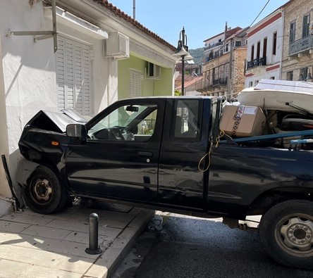Απίστευτο τροχαίο στην Αμφιλοχία- αυτοκίνητο μπήκε μέσα σε σπίτι