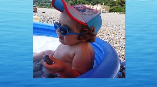 Ο Παναγιώτης – Ραφαήλ από τον Αστακό με τους γονείς του διακοπές και η ευχή τους για τους πυρόπληκτους