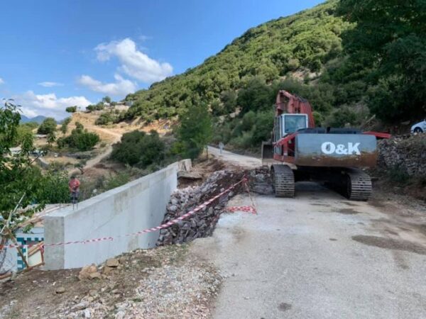Διασελάκι Θέρμου:  Yποχώρησε τοιχίο και προσέκρουσε σε σπίτι