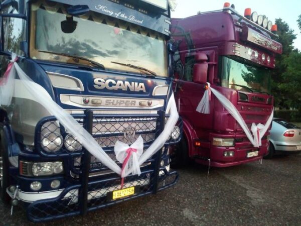 Αγρίνιο : Με φορτηγά νύφη και γαμπρός στην εκκλησία (φωτο-βίντεο)