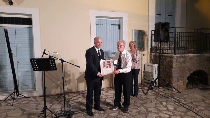 Απονεμήθηκε στο Σωτήρη Κωτσόπουλο από τον Κώστα Λύρο το Χρυσό Μετάλλιο της Ι.Π Μεσολογγίου