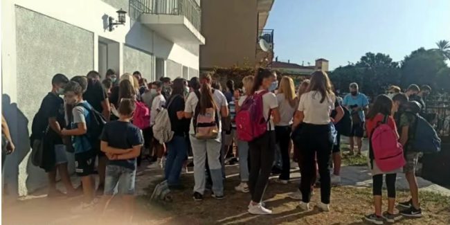 Συνωστισμός μαθητών για rapid test στη Ναύπακτο(video)