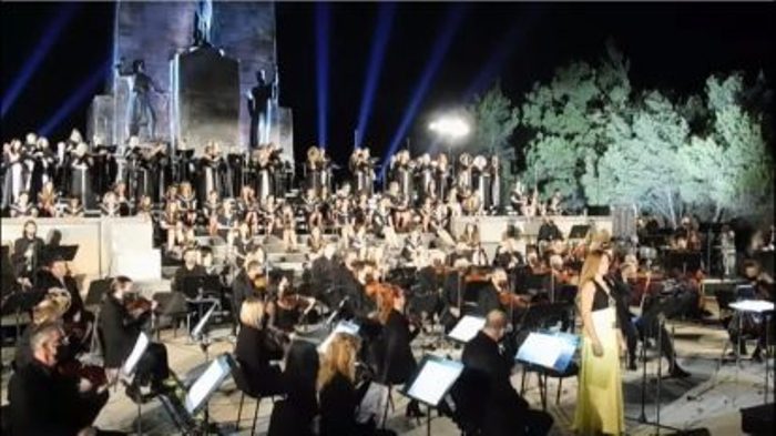 Δείτε Ζωντανά | Από τον «Κήπο των Ηρώων» τη συναυλία του «Ύμνου εις την Ελευθερίαν»