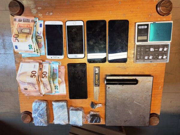 Μεγάλη επιχείρηση της ΕΛ.ΑΣ. σε Αγρίνιο, Αττική, Ρόδο & Φθιώτιδα για την εξάρθρωση κυκλώματος διακίνησης ναρκωτικών – Εννέα συλλήψεις