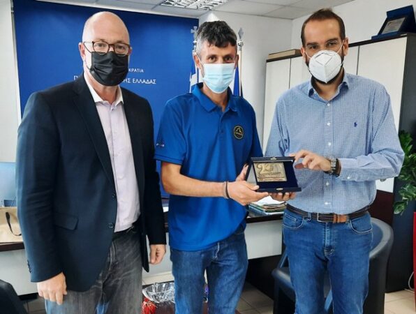 Ο νικητής του «Σπάρταθλον 2021», Φώτης Ζησιμόπουλος, στον Περιφερειάρχη, Νεκτάριο Φαρμάκη