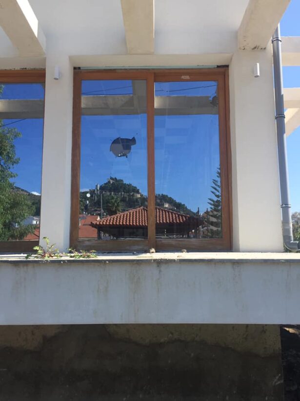 Ξενία Ναυπάκτου: Έσπασαν με πέτρες τζάμια του κτιρίου (ΦΩΤΟ)