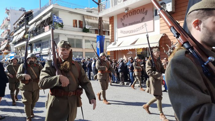 Μεσολόγγι: Καταχειροκροτήθηκαν οι Έφεδροι με την στολή του 2/39 Σ.Ε. την περίοδο του πολέμου