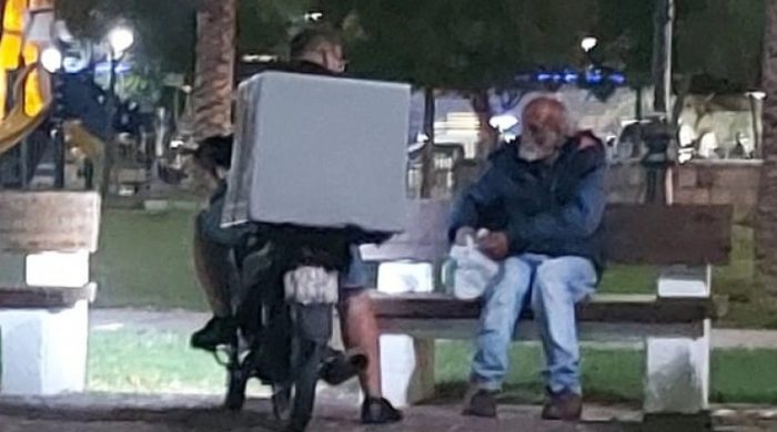 Μαθήματα ανθρωπιάς από έναν διανομέα – Σταμάτησε για να δώσει φαγητό σε άστεγο στην Πάτρα