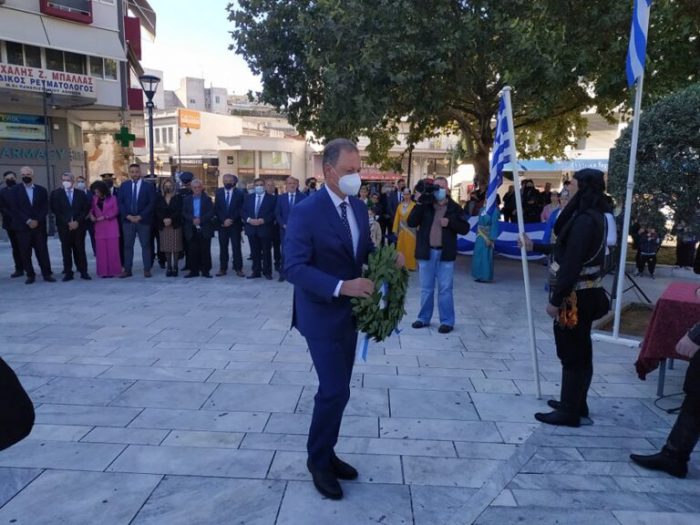 28η Οκτωβρίου – Αγρίνιο: Επιμνημόσυνη δέηση και κατάθεση στεφάνων στην πλατεία Δημάδη (ΦΩΤΟ)