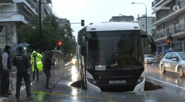 Τρόμος για δεκάδες εργαζόμενους στην Θεσσαλονίκη! Άνοιξε ο δρόμος και ρούφηξε λεωφορείο (video)