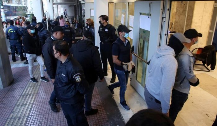 «Ψηλά το κεφάλι. Είμαστε μαζί σας, είστε ήρωες», φώναζαν στους επτά αστυνομικούς του Περάματος (video)