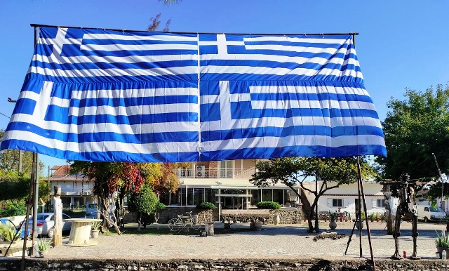 Μια μεγάλη Ελληνική Σημαία κυματίζει στον Άγιο Γεώργιο Καλυβίων (ΦΩΤΟ)