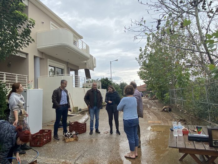 Η Χριστίνα Σταρακά μαζί με συνεργάτες της στις πληγείσες περιοχές