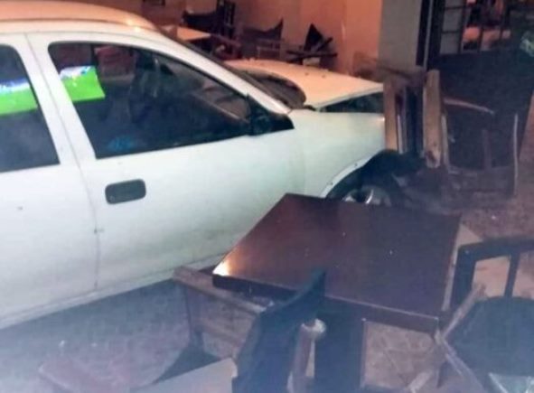 Δρυμός: Αυτοκίνητο μπήκε σε καφενείο – Τέσσερις τραυματίες