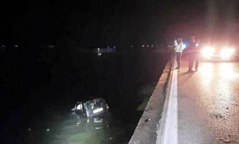 Μεσολόγγι: Εκσφενδονίστηκε στην θάλασσα ιχ μετά από σύγκρουση  στο δρόμο προς Τουρλίδα