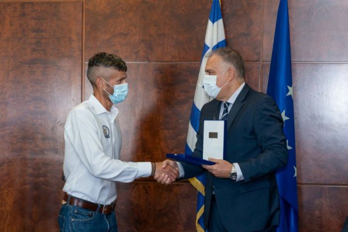 Τιμήθηκε ο νικητής του «Σπάρταθλον» Αγρινιώτης Φώτης Ζησιμόπουλος από τον Υπουργό Προστασίας του Πολίτη