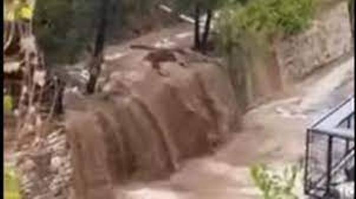 Σε καταρράκτη έχει μετατραπεί ο περιφερειακός Λυκαβηττού (Βίντεο)