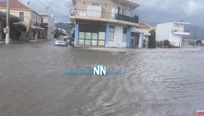 Απίστευτες εικόνες στο Αντίρριο: Η θάλασσα βγήκε έξω – Ισχυροί άνεμοι στην περιοχή, κλειστή η πορθμειακή γραμμή (VIDEO)