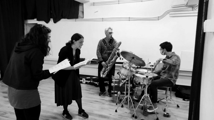 Το Δη.Πε.Θε. Αγρινίου σε συνεργασία με την 3 rd person theater group παρουσιάζει την παράσταση «ΩΔΕΣ» του ΑΝΔΡΕΑ ΚΑΛΒΟΥ