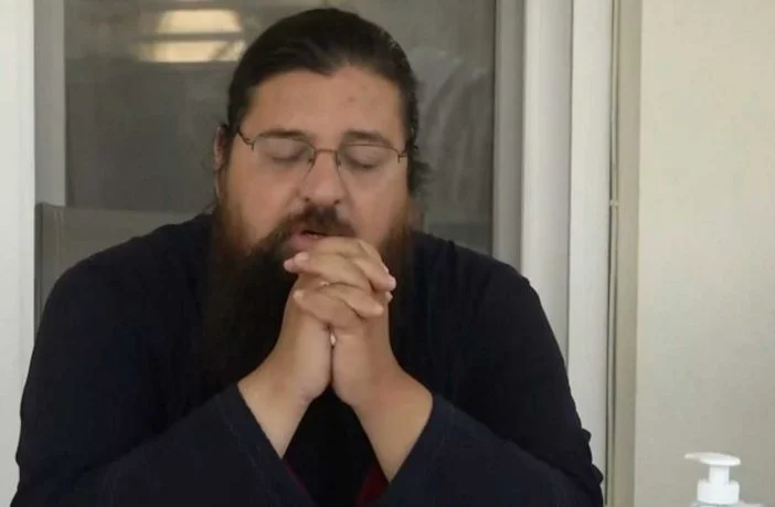 Πέντε μήνες μετά τον θάνατο της κόρης του ο ιερέας από τη Στάνο διασωληνώθηκε με κορονοϊό