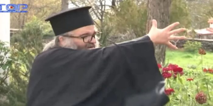 Ιερέας ξεσπάει εναντίον των αρνητών- «Ο κάθε γελαδάρης έγινε λοιμωξιολόγος, όρσε»