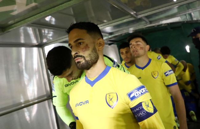 Η συμβολική κίνηση των παικτών Παναθηναϊκού και Παναιτωλικού για την εξάλειψη της βίας κατά των γυναικών