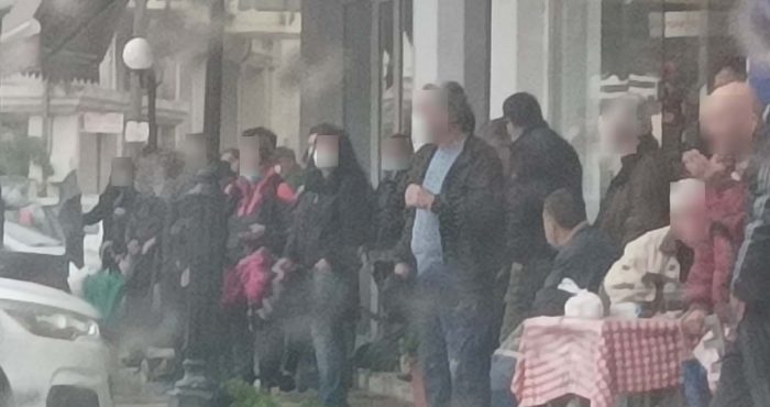 Αμφιλοχία-Ουρές απόρων στη βροχή για μια σακούλα με είδη πρώτης