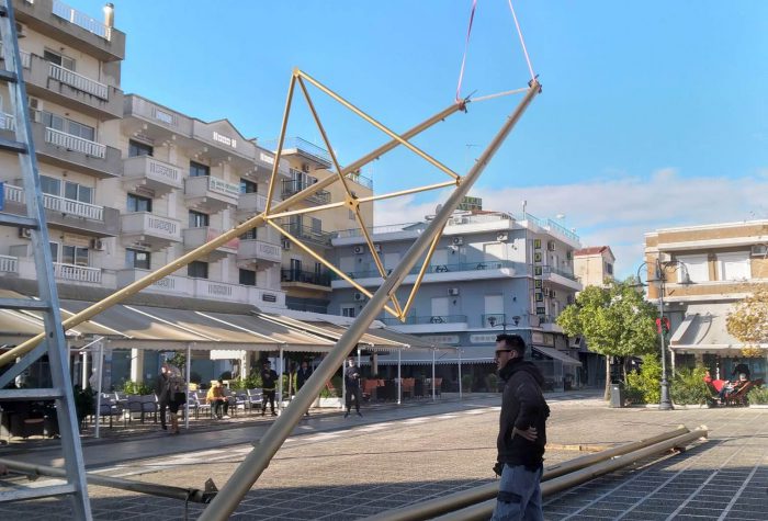 Στολίζεται το χριστουγεννιάτικο δέντρο στο Μεσολόγγι (φωτο-βιντεο)