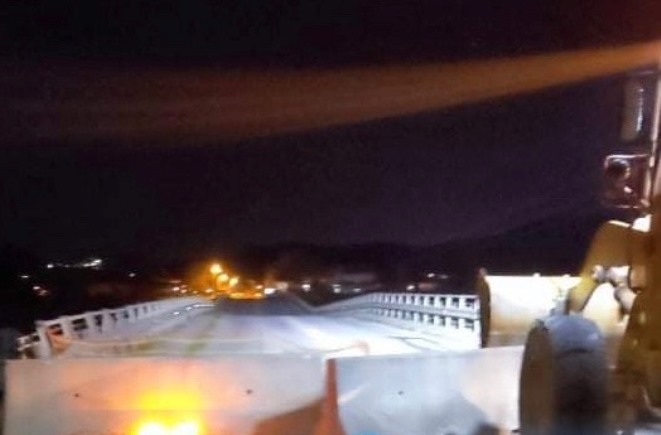 Ευηνοχώρι: Αυτοκίνητο έπεσε πάνω στις μπάρες της κλειστής γέφυρας -τραυματίστηκε ελαφρά ο οδηγός