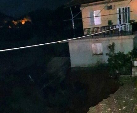Άνοιξε η γη στη Μπαμπίνη, δίπλα σε οικία – Ηλικιωμένη μεταφέρθηκε σε άλλο σπίτι